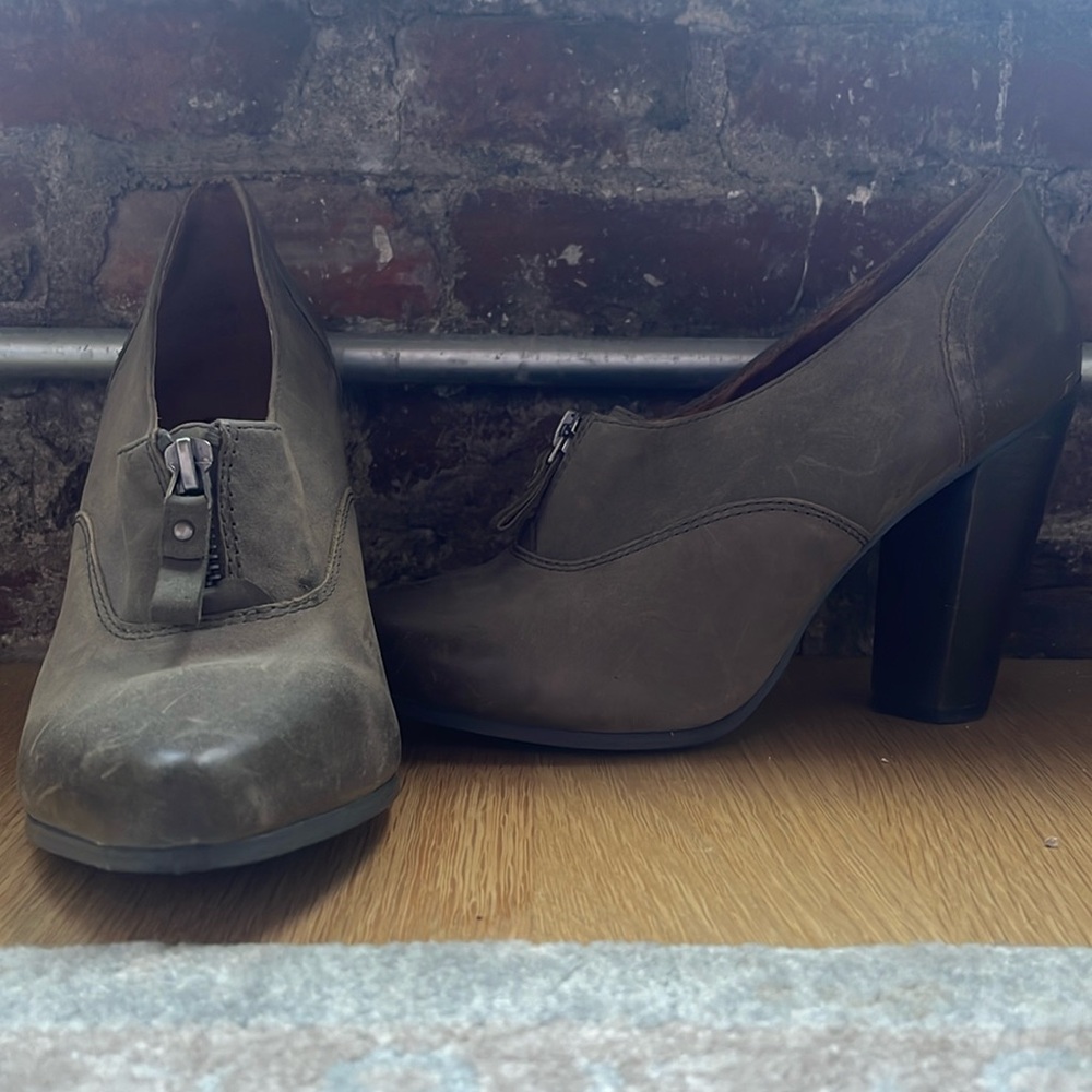 No 704b HOLT gray leather booties with a chunky block heel in size 10 (40)